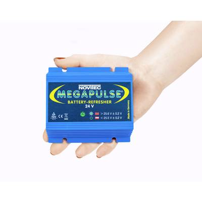 Jedna ruka drži plavo uređaj s natpisom 'Novitec Megapulse Battery-Refresher 24V', vidljive CE i TÜV oznake.