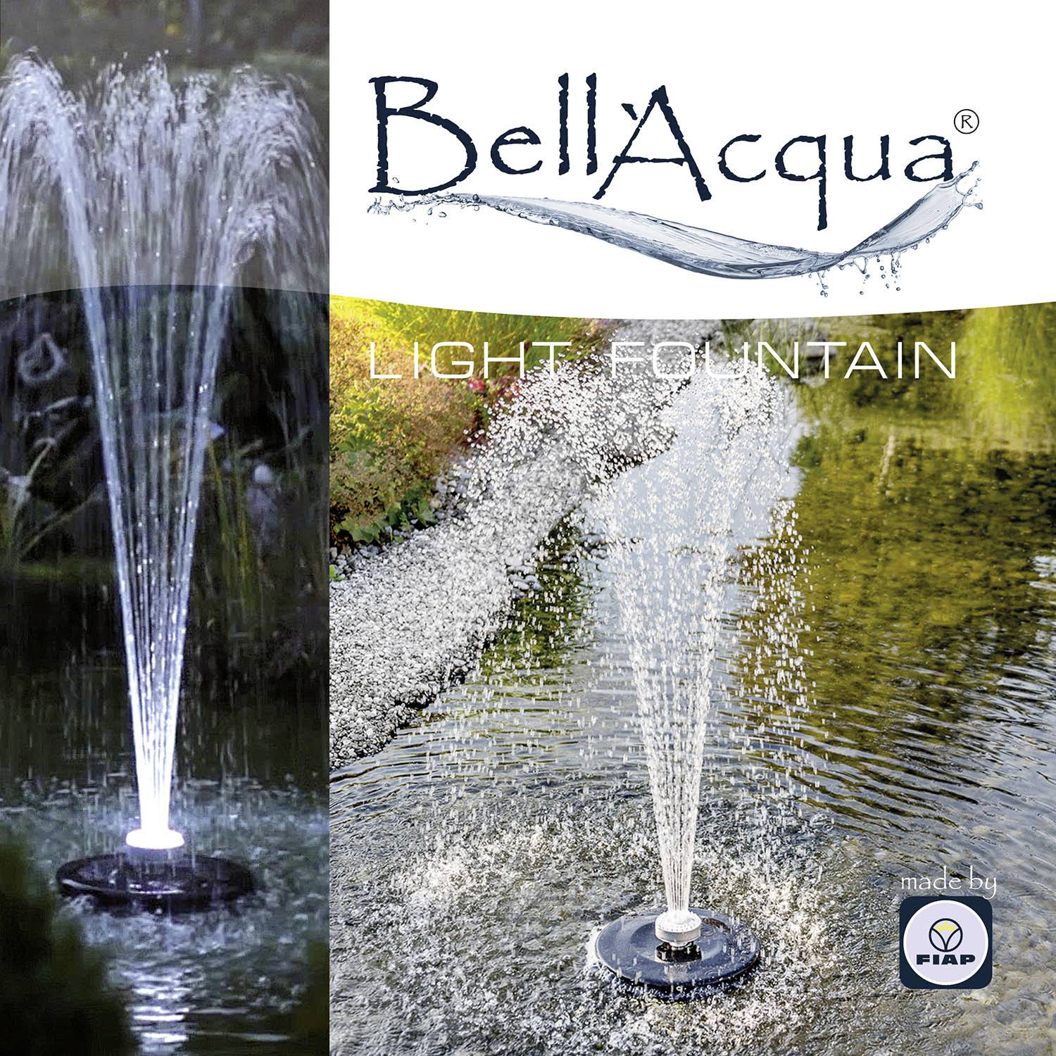 Fontana svjetlosti u vodi, osvjetljena u različitim bojama. Gore piše 'BellAcqua Light Fountain'. Okoliš s biljkama i vodenom površinom.