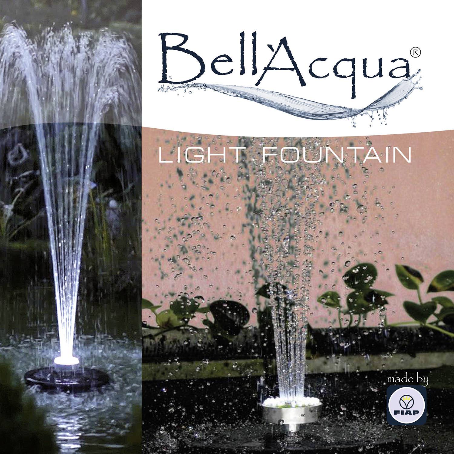 Osvjetljeni vodomet noću. Lijevo vodomlaz šiklja u visinu, desno logo 'BellAcqua' i tekst 'Light Fountain'.