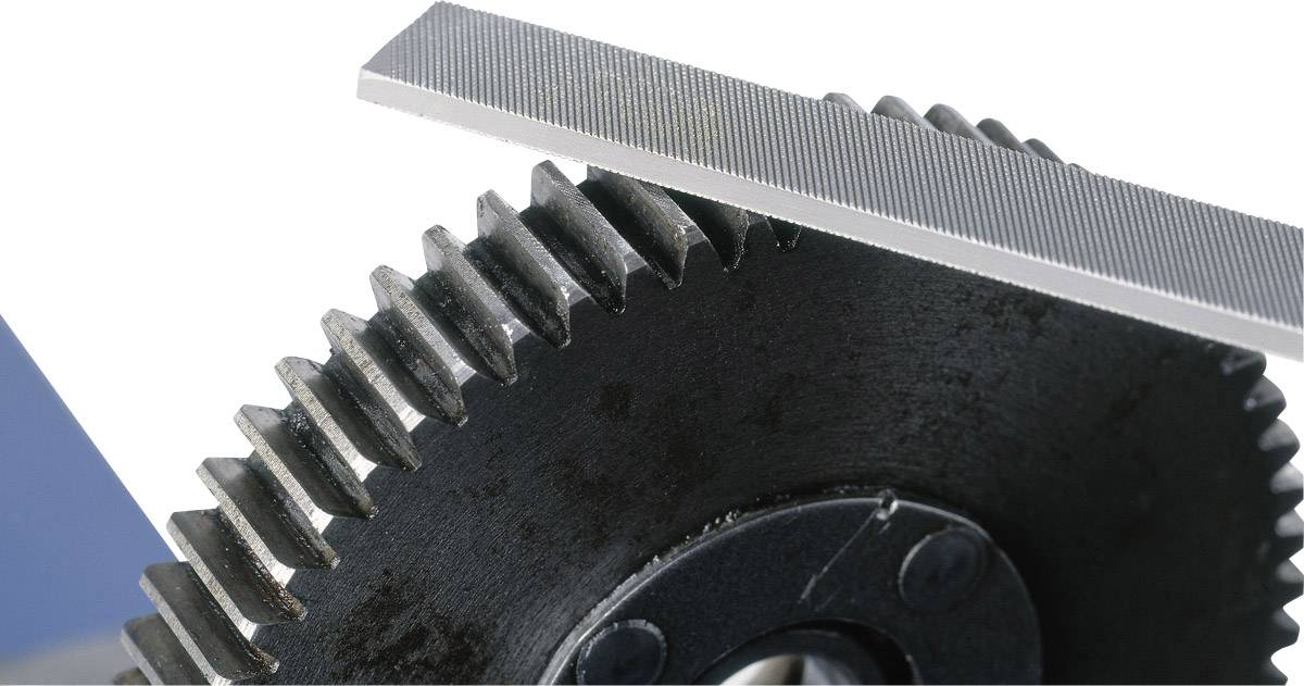 Zupčanik se obrađuje metalnom datom; prikazuje proces brušenja ili obrade zupčanika u mehanici.