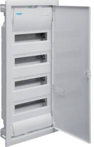 Otvorena električna razvodna kutija s nekoliko redova osigurača. Vrata kutije su potpuno otvorena.