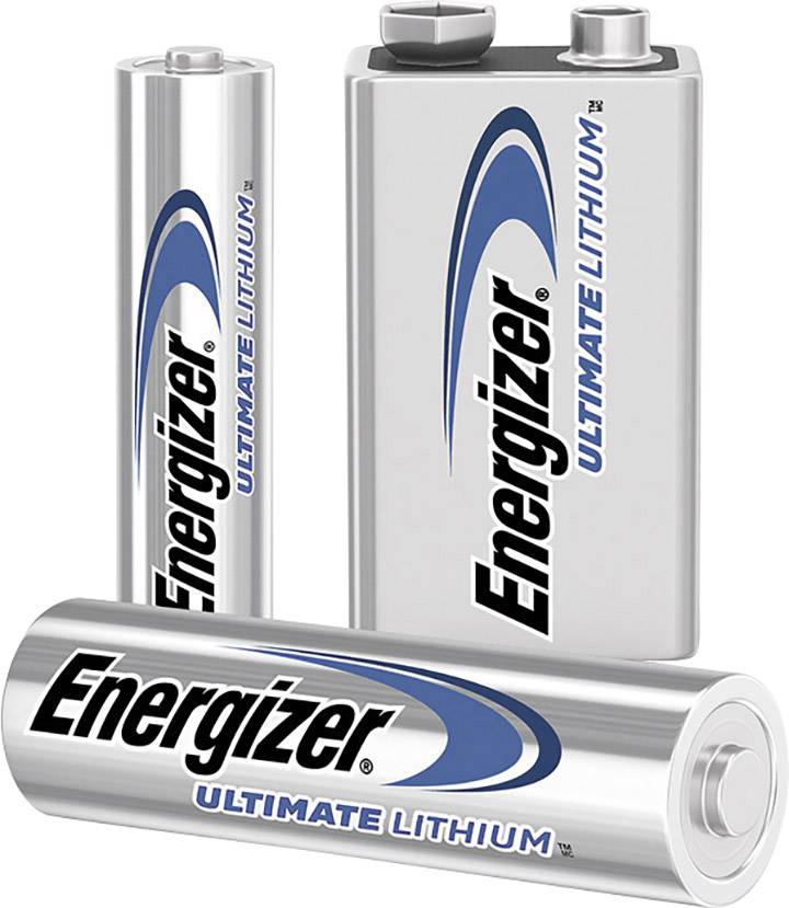 Tri Energizer Ultimate Lithium baterije različitih veličina. U prvom planu leži AA baterija, iza nje uspravna AA baterija i 9-voltna baterija.