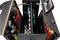 Otvoreni kovčeg za alat s različitim ručnim alatima poput odvijača, kliješta i ključeva, uredno organiziran.