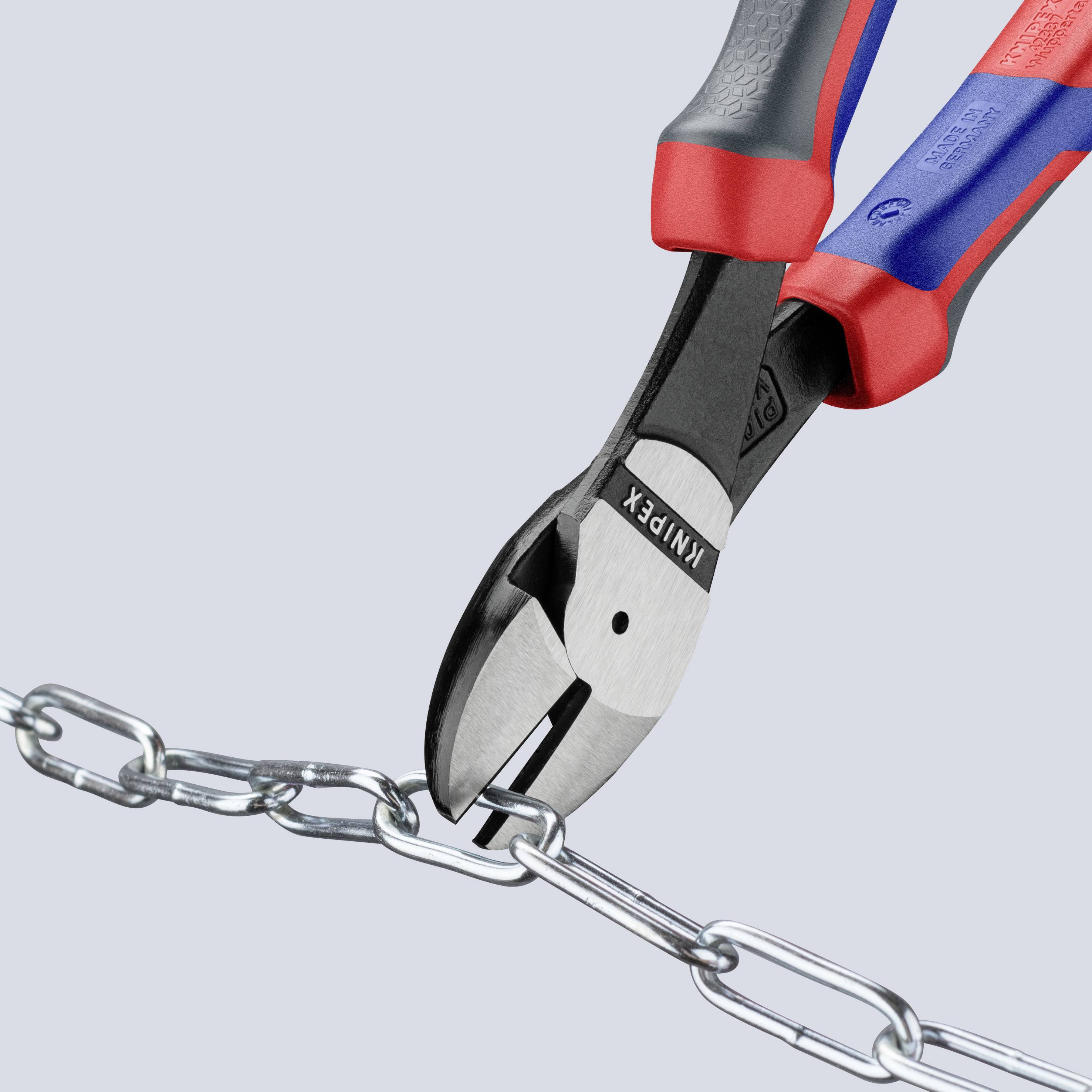 Škare za rezanje lanca s crveno-plavim ručkama reže metalnu lanac. Znak 'Knipex' vidljiv je na kliještima.