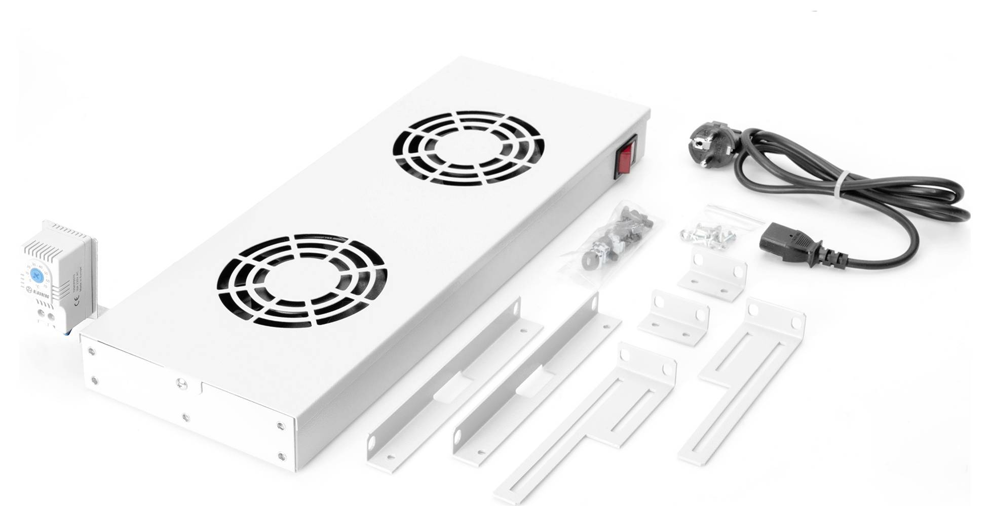 'Kit za ventilaciju kabineta s ventilatorm bijele boje' prikazan sa zagradama, vijcima, kabelom za napajanje i termostatom. Dizajniran za protok zraka i kontrolu temperature.