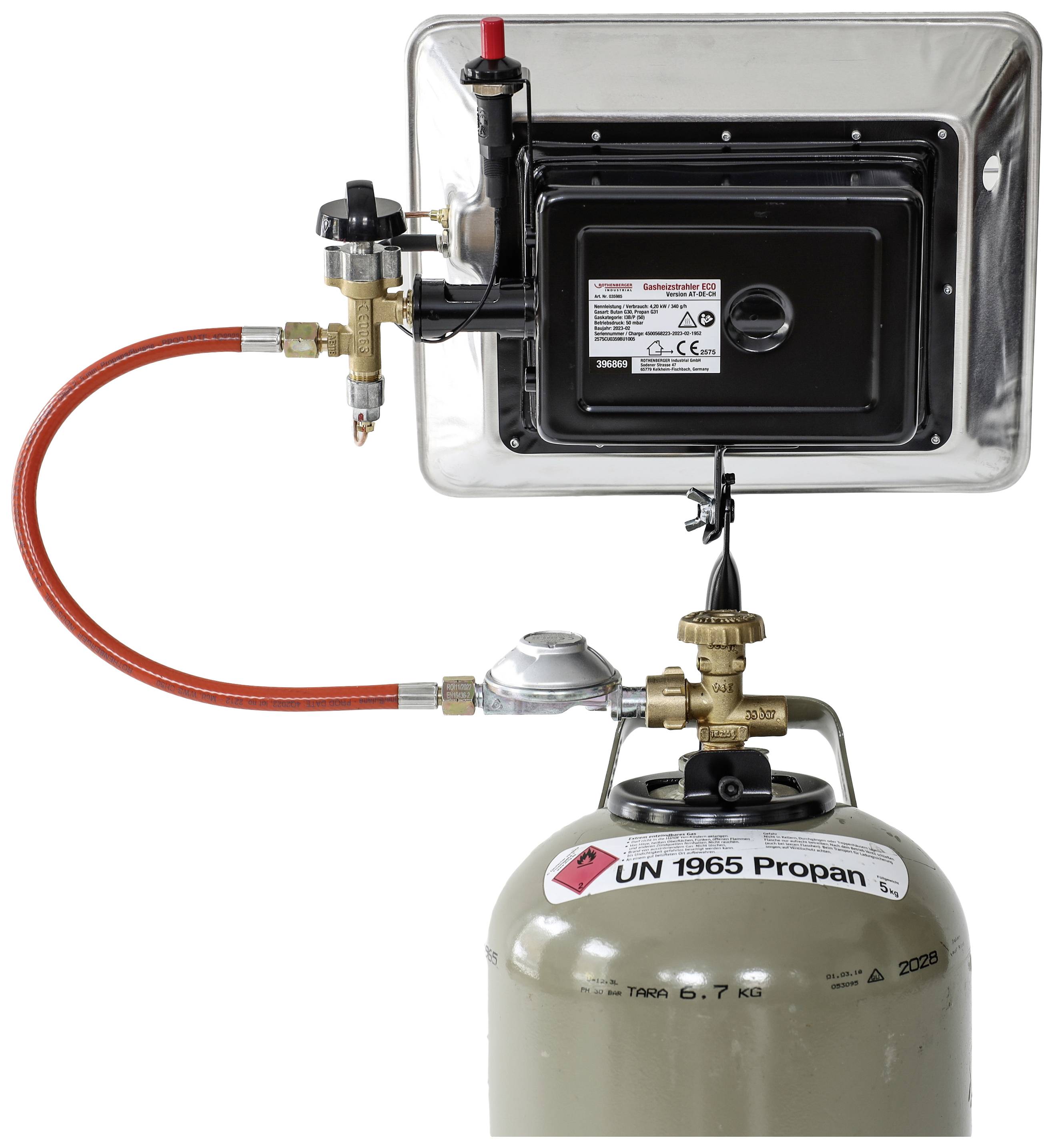 Plinski grijač spojen s propanskim spremnikom crvenom cijevi. Uređaj je prikladan za mobilno grijanje prostorija.