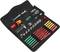 Otvoreni set različitih ključeva, nasadnih ključeva i odvijača smješten u crnoj torbi za alat.
