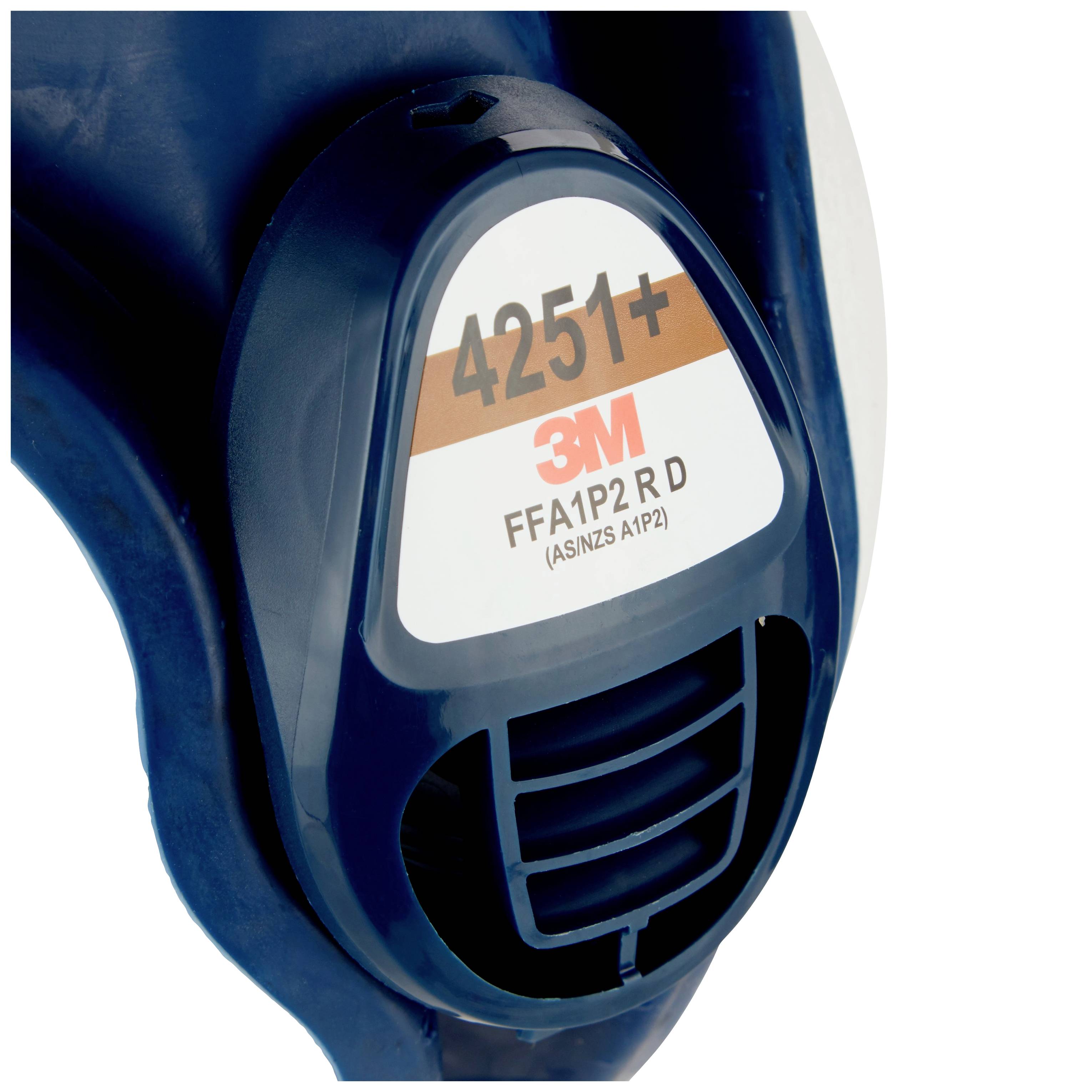 Detaljan snimak 3M FFA1P2 R D respiratornog filtra. Brojevi '4251+' i norma 'AS/NZS A1P2' vidljivi su na prednjoj strani.