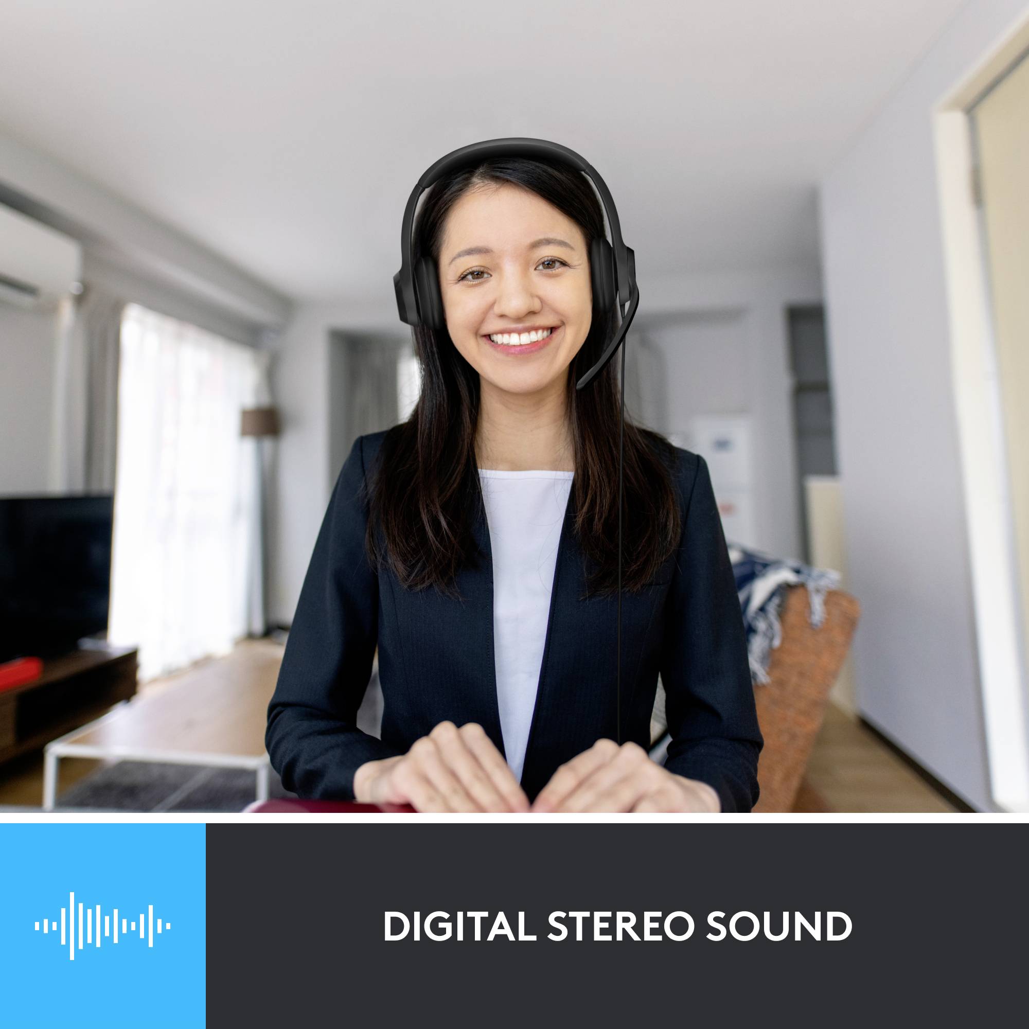 Žena s slušalicama sjedi za stolom i smiješi se u kameru. Ispod piše 'DIGITALNI STEREO ZVUK'.