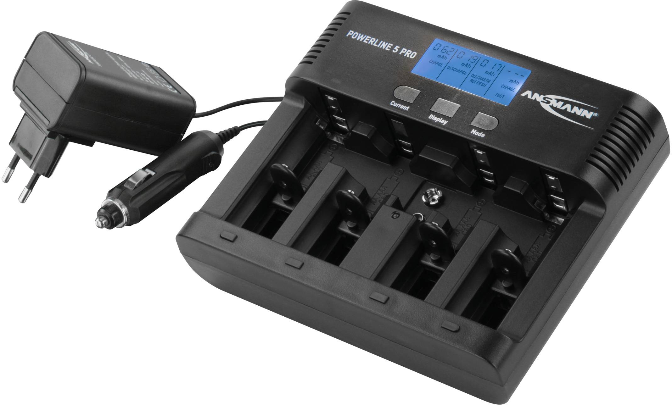 Punjač baterija s pet utora za punjenje i digitalnim zaslonom, pored kojeg se nalaze adapter za struju i adapter za automobil.