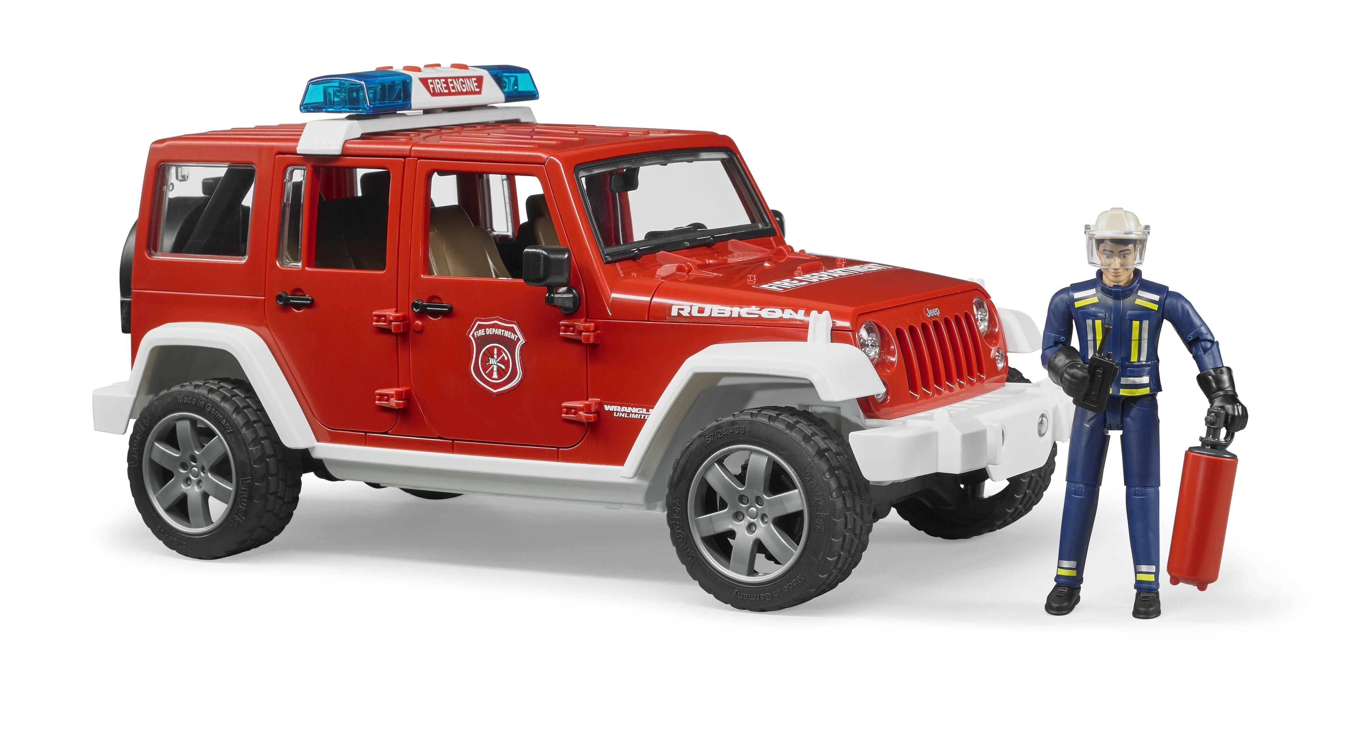 Crveni igračka vatrogasni automobil s plavim svjetlima. Pored njega stoji vatrogasna figura u plavoj uniformi s aparatom za gašenje požara.
