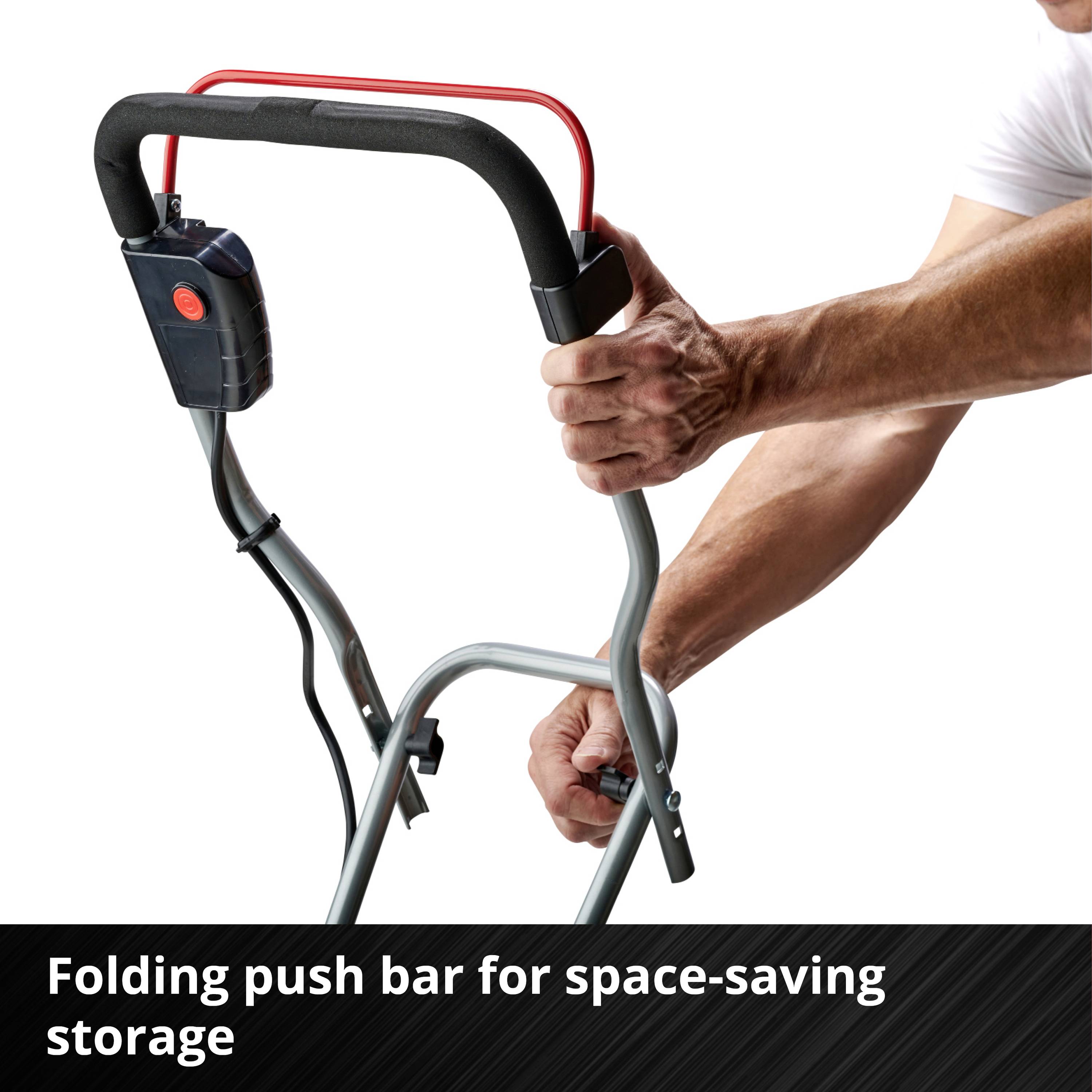 Jedna osoba sklopila kompaktni pomični okvir košarice za kupovinu.