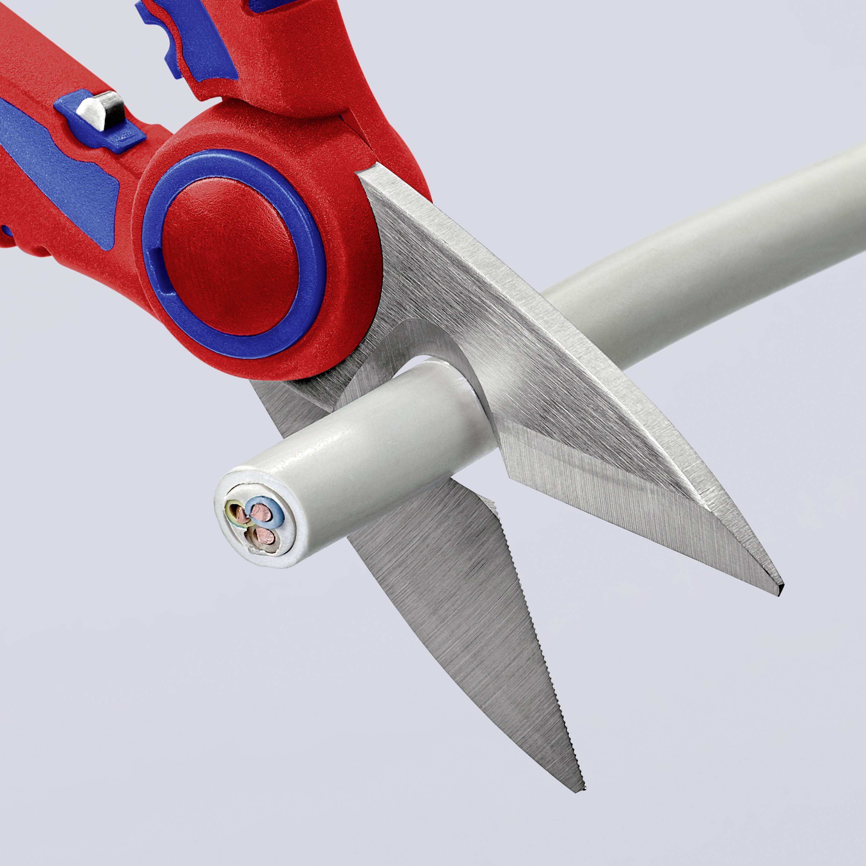 Crvene i plave kliješta prerezuju ružičasti kabel.