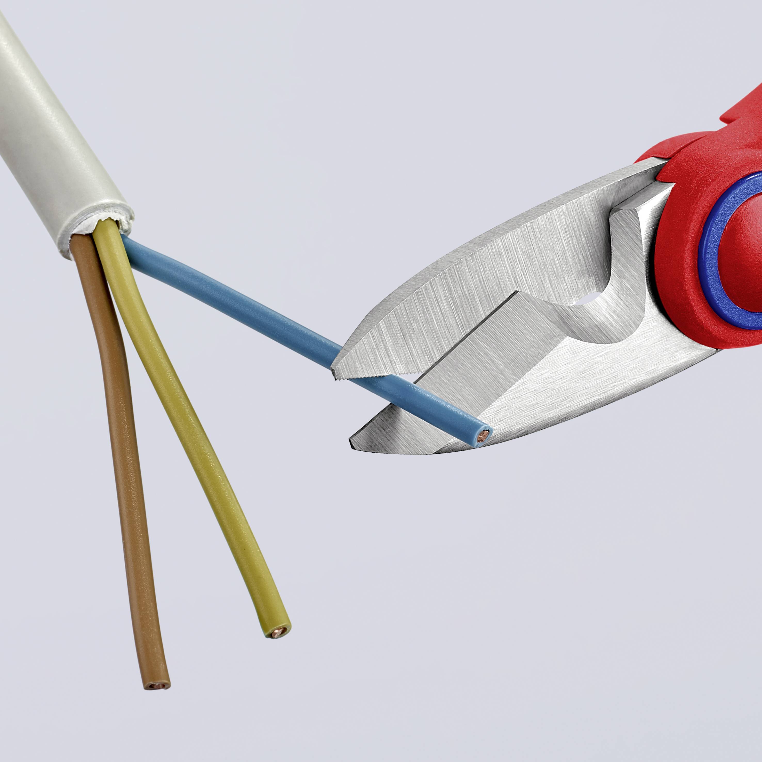 Kliješta za rezanje kabela reže plavi kabel, dok ostala dva kabela električnog voda ostaju netaknuta.