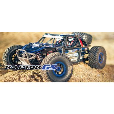 Daljinski upravljani automobil u off-road dizajnu vozi se po pješčanom terenu. Na karoseriji je natpis 'Raptor 6S'.