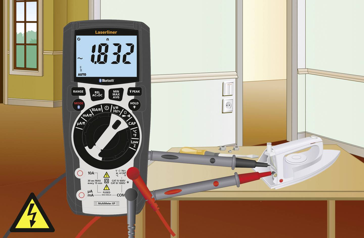 Digitalni multimetar mjeri napon od 183,2 V na glačalu koje se nalazi na stolu u sobi. Vidljiv je simbol upozorenja za elektricitetet.