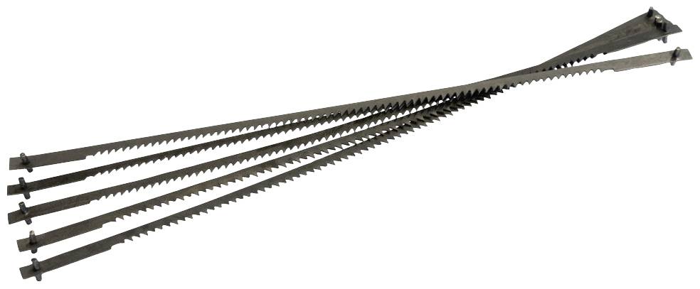 Nekoliko metalnih listova pile s krupnim zubima, položenih na bijeloj podlozi, preklopljenih u sredini.