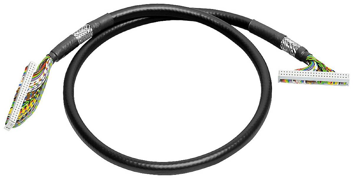 Crni kabel s otvorenim, obojenim žicama na oba kraja, koje su priključene na konektore.