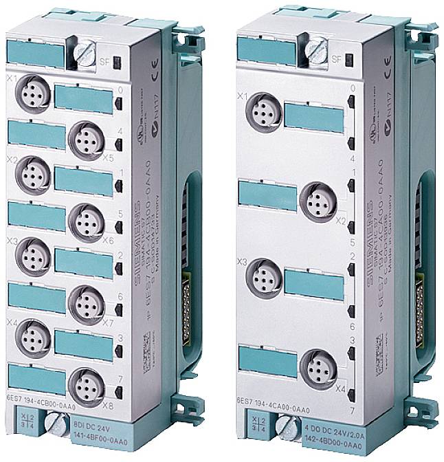 Dva elektronička modula s nekoliko utičnica i oznakama na prednjoj strani, vjerojatno za industrijske primjene.