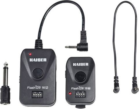 Set radio okidača bljeskalice koji se sastoji od dvije jedinice s priključnim kabelima, svaka označena natpisom 'Kaiser' i 'FlashTrig 16R/T'.