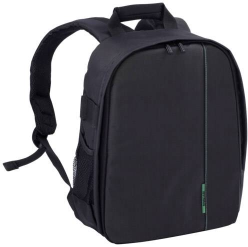 Crni ruksak s zelenom prugom sprijeda, dva podeštirana remenjena za nošenje na ramenima i gornjom ručkom za nošenje.