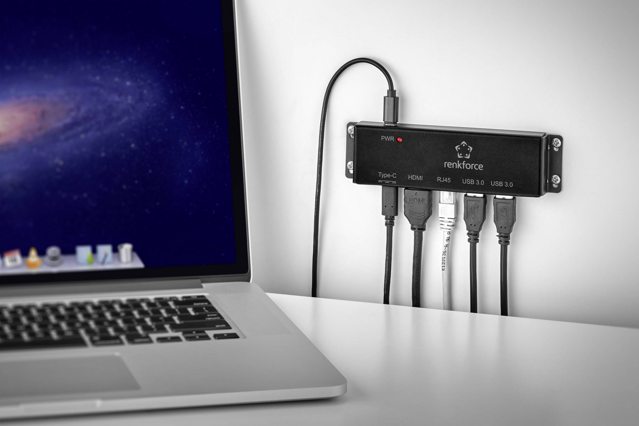 Laptop spojen s Renkforce USB-hubom, s više priključnih kabela za HDMI, USB i LAN, na bijelom stolu.