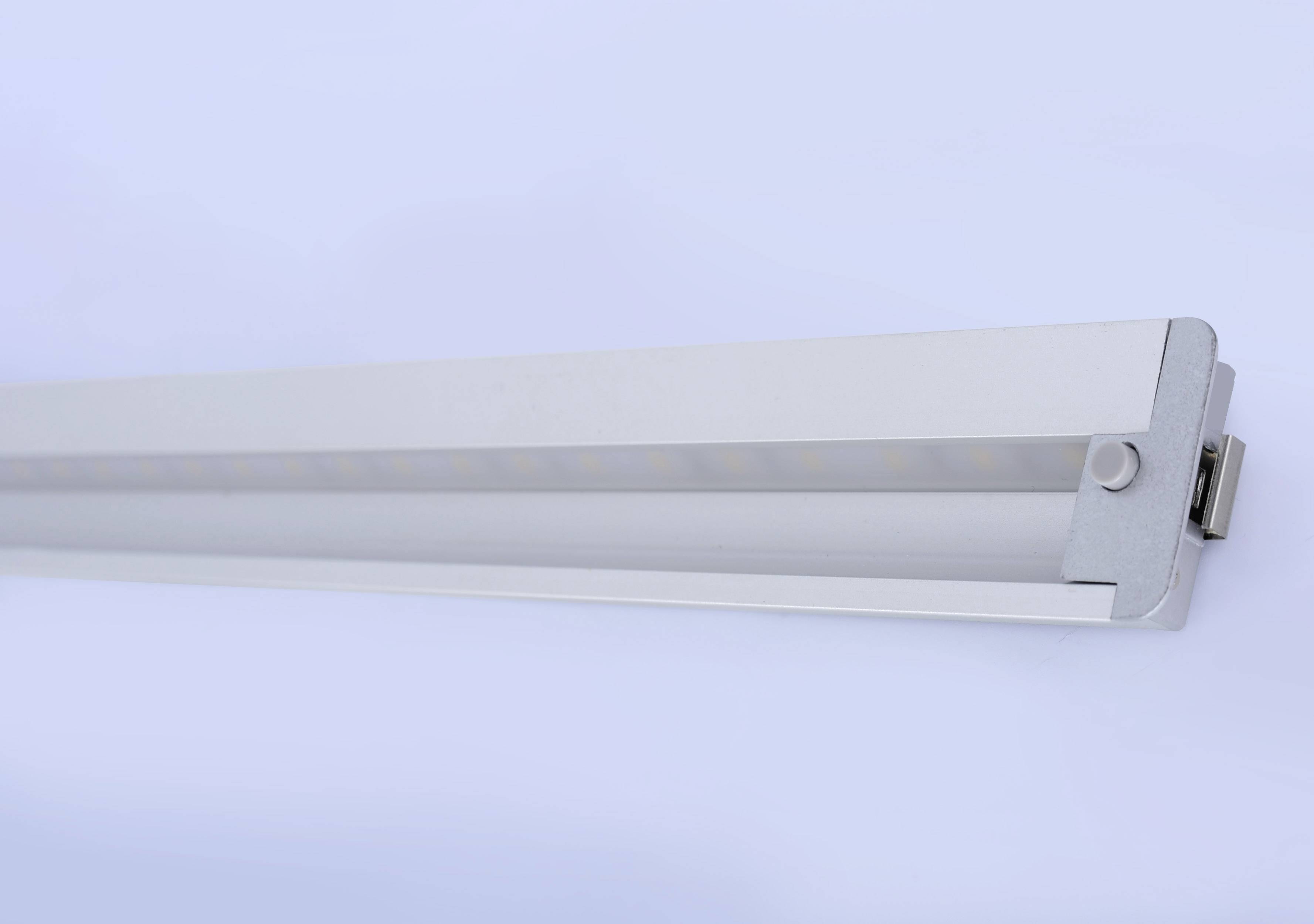 Pravokutno srebrno LED svjetlo s pogledom sa strane. Ima jednostavan dizajn i pogodan je za modernu rasvjetu.