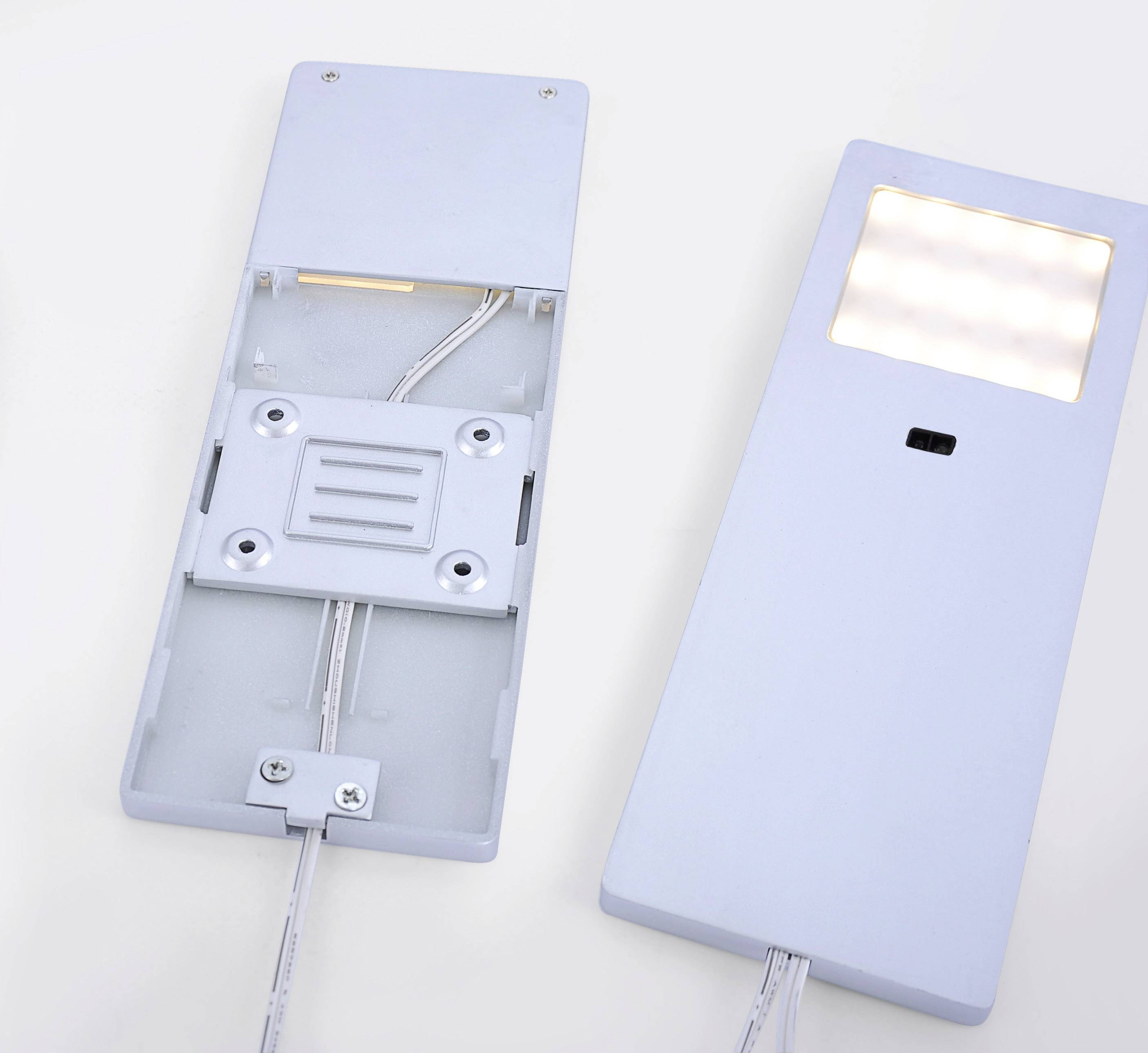 Dvije LED-pločice, jedna osvjetljena, druga prikazuje stražnju stranu s ožičenjem. Pogodno za modernu, energetski učinkovitu rasvjetu.