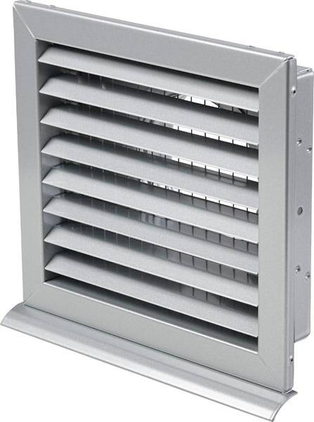 Srebrna ventilacijska rešetka s horizontalnim lamelama koja služi za prozračivanje prostorija.