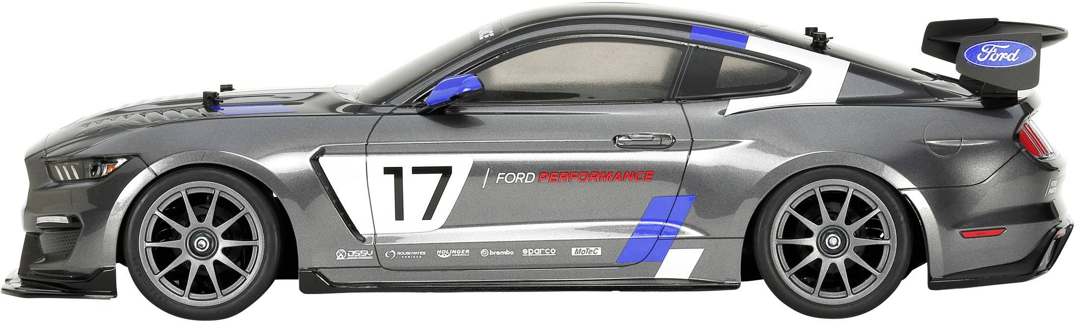Sivi sportski automobil s brojem '17' i markom 'Ford Performance' na boku. Automobil ima spojler i sportske naplatke.
