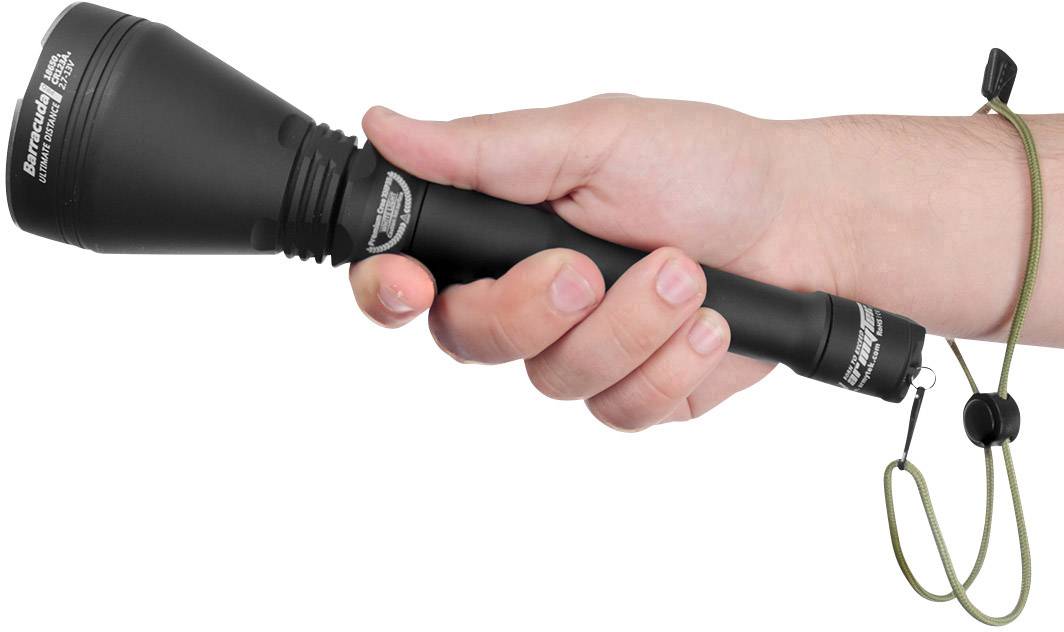 Ruka drži veliku crnu baterijsku lampu s trakom za ruku.