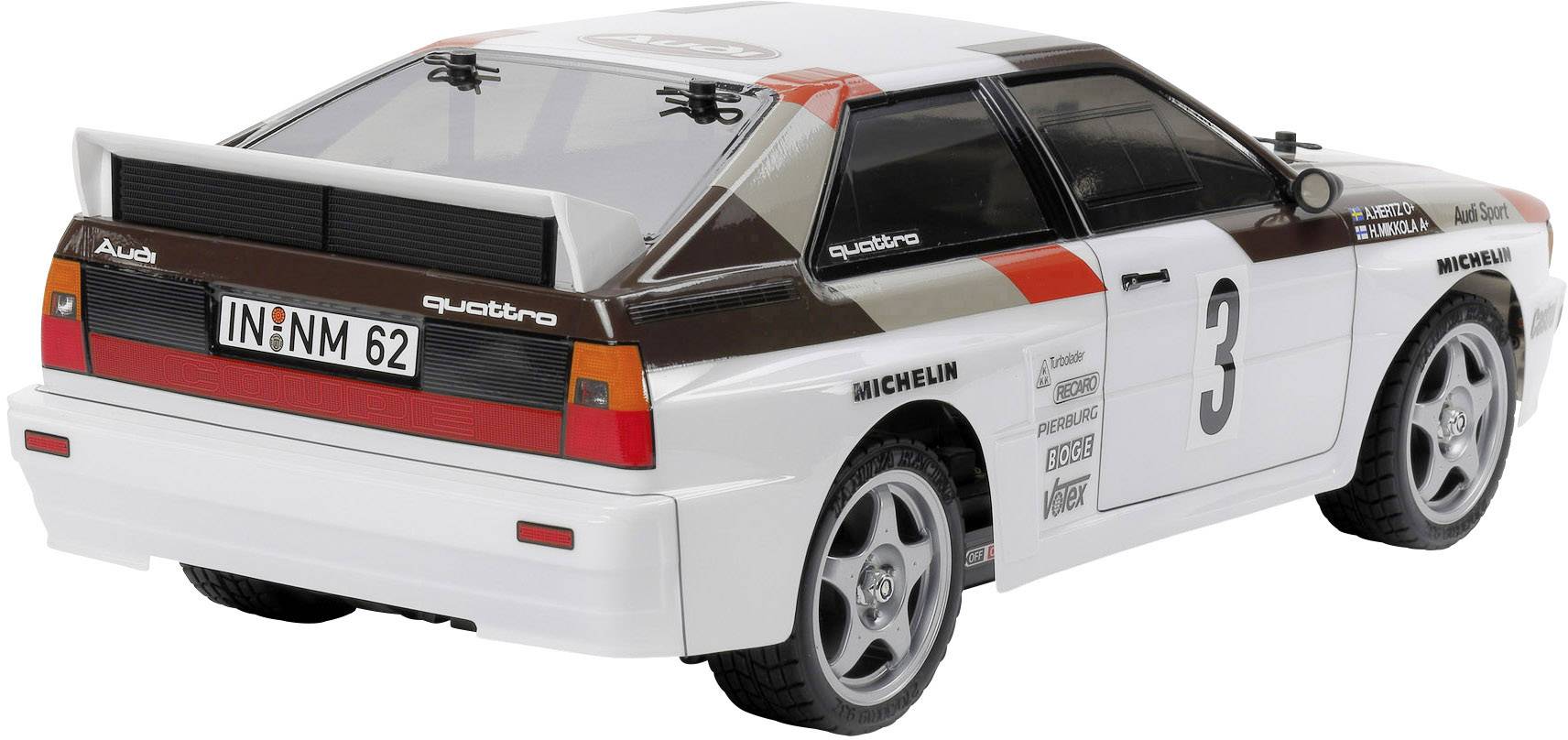 Bijeli rally automobil s brojem 3, Audi logotipom i naljepnicama sponzora. Pogled straga s krilcem i prepoznatljivim dizajnom.