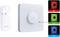 Kvadratni uređaj sa centralnim gumbom koji svijetli crveno, zeleno ili plavo, praćen priključenim bijelim konverterom.