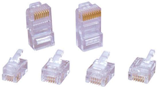 Pet prozirnih RJ45 konektora koji leže u poredku na bijeloj podlozi. Namijenjeni su za mrežne veze.