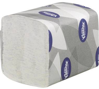 Hrpa bijelih, preklopljenih papirnenih ručnika, prekrivena ambalažom s plavim logotipom 'Värnex'-a, na jednostavnoj pozadini.