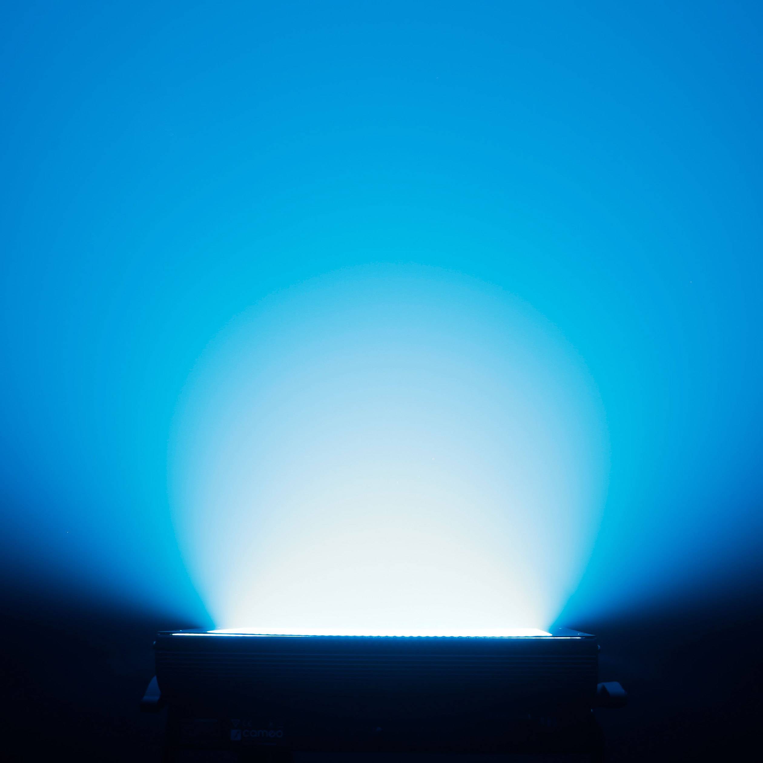 Svijetleća plava lampa s difuznim svjetlosnim snopovima na tamnoj pozadini. Izvor svjetlosti nalazi se centralno u slici te snažno svijetli.