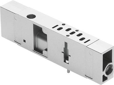 Srebrni, pravokutni metalski dio s nekoliko otvora i udubina, vjerojatno mehanička ili elektronička komponenta.