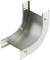Metalni dio kabelskog kanala zakrivljenog oblika, na bijeloj pozadini, s rupama za učvršćivanje, namijenjen upravljanju kabelima u zgradama.