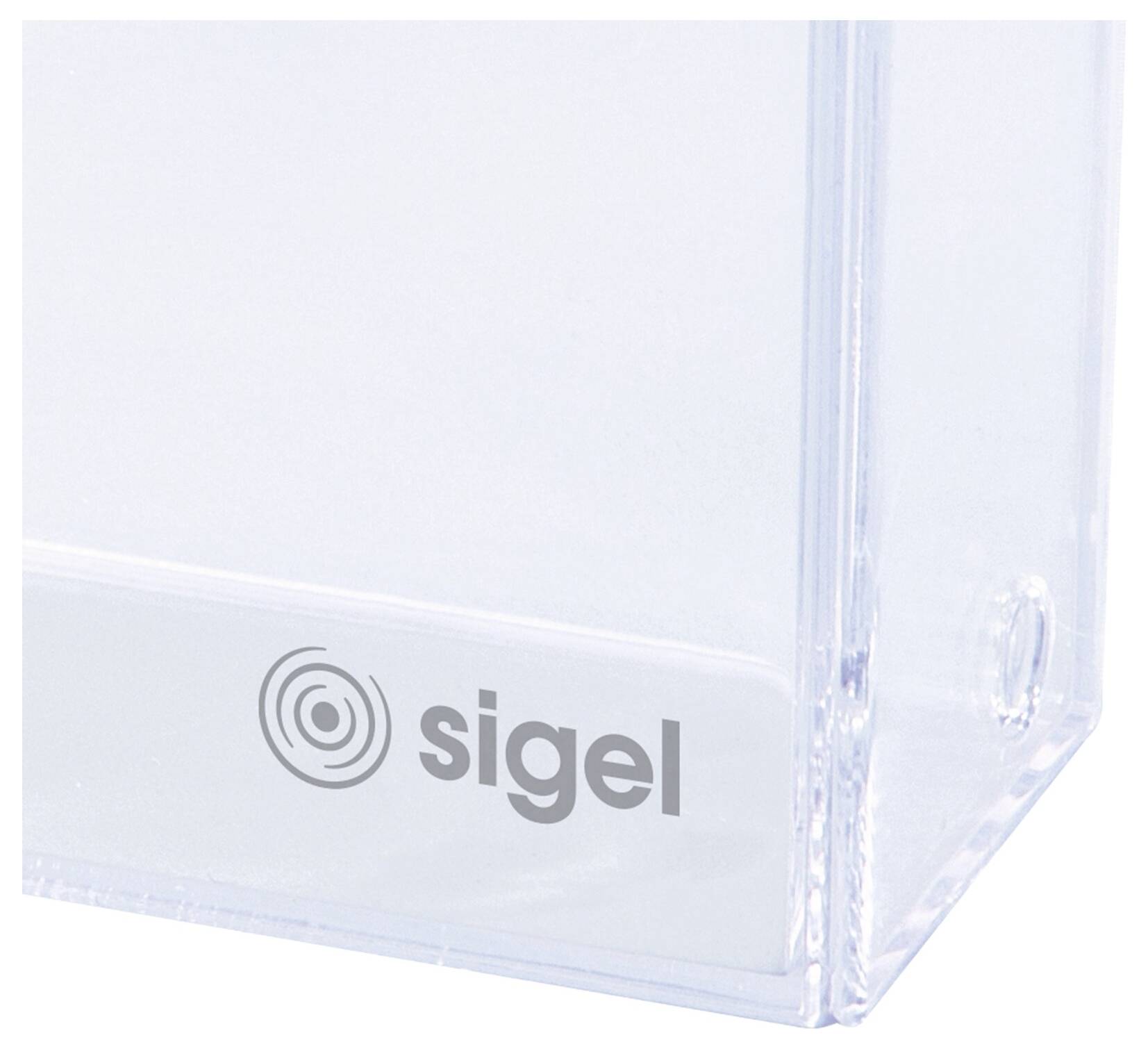 Snimak iz blizine prozirne plastične kutije za pohranu Sigel sa 'sigel' logotipom na prednjem uglu.