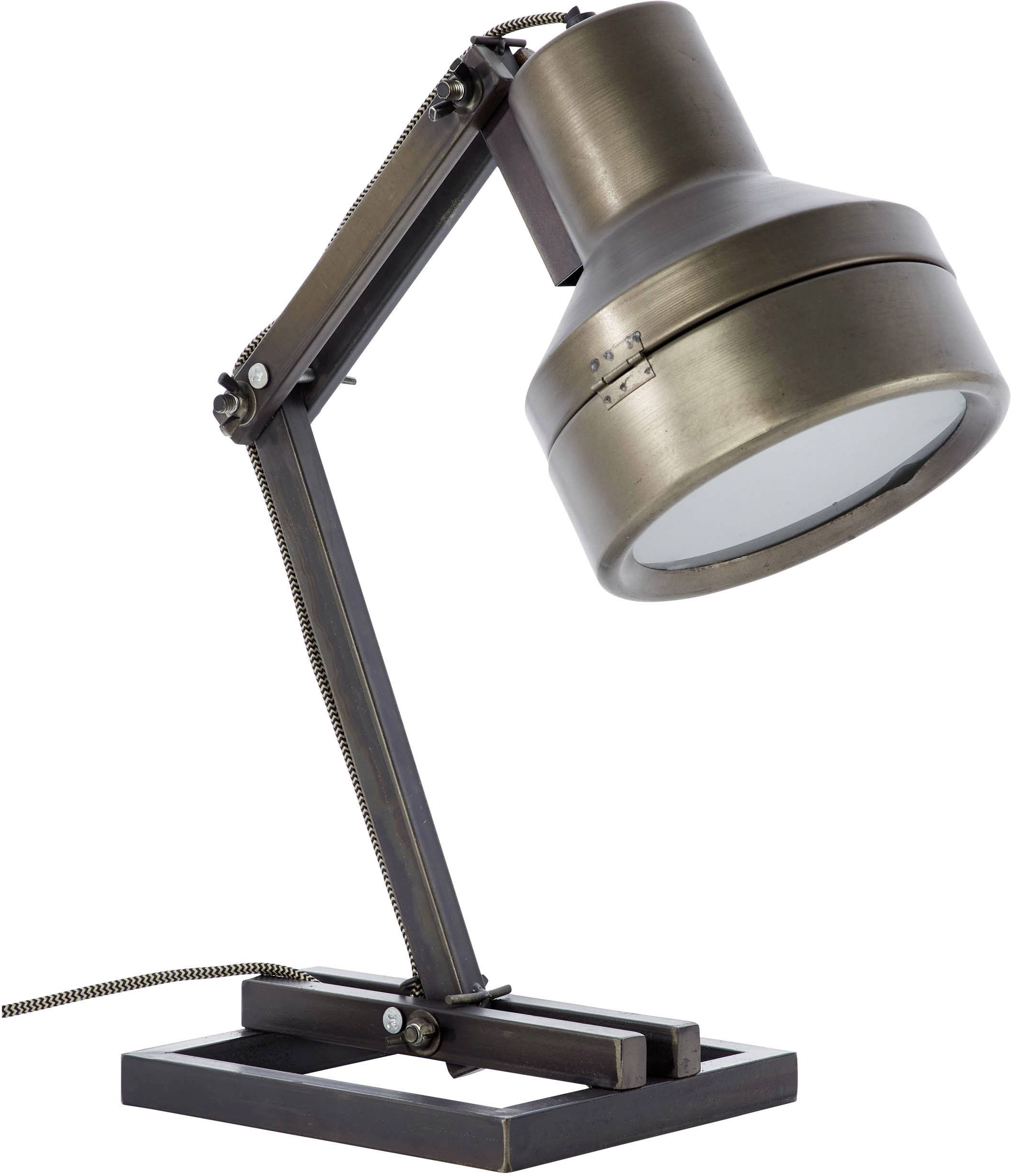 Metalna stolna lampa industrijskog dizajna s podesivom rukom i širokim sjenilom stoji na stabilnoj bazi.
