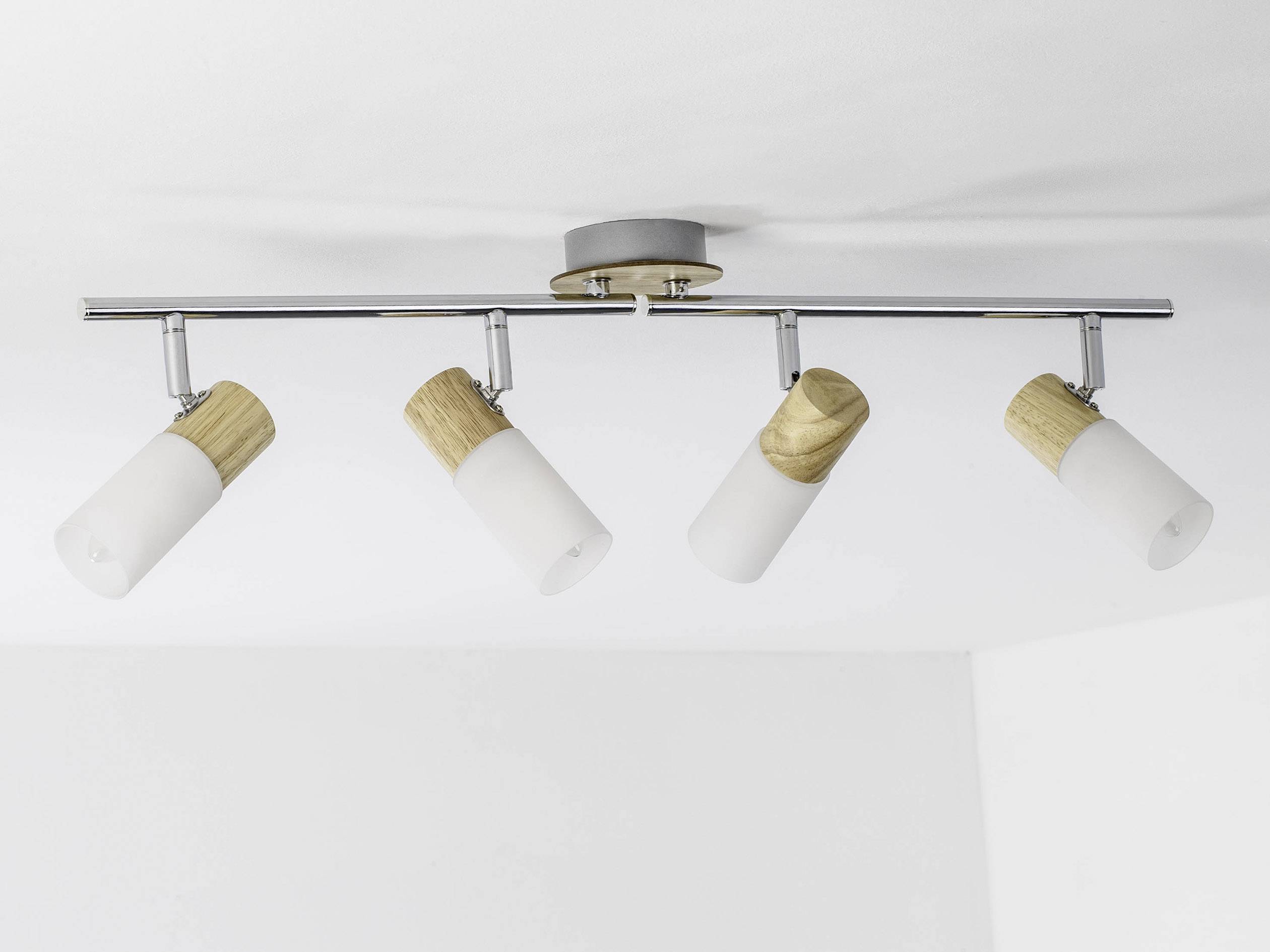 Četverokraka stropna lampa s drvenim i metalnim elementima, montirana na bijelom stropu. Lampe su podesive u različitim smjerovima.