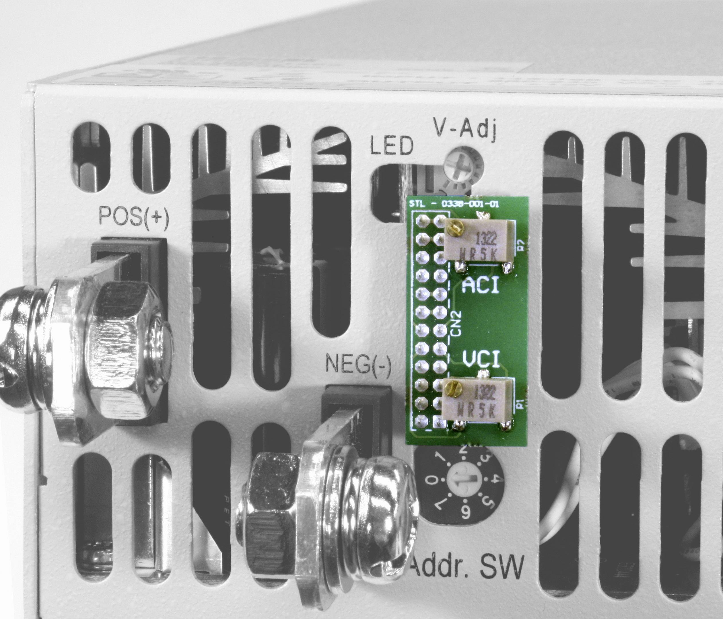 Bliski kadar elektroničkog uređaja s priključcima i zelenom elektroničkom pločicom koja ima natpise 'ACI' i 'UCI'.