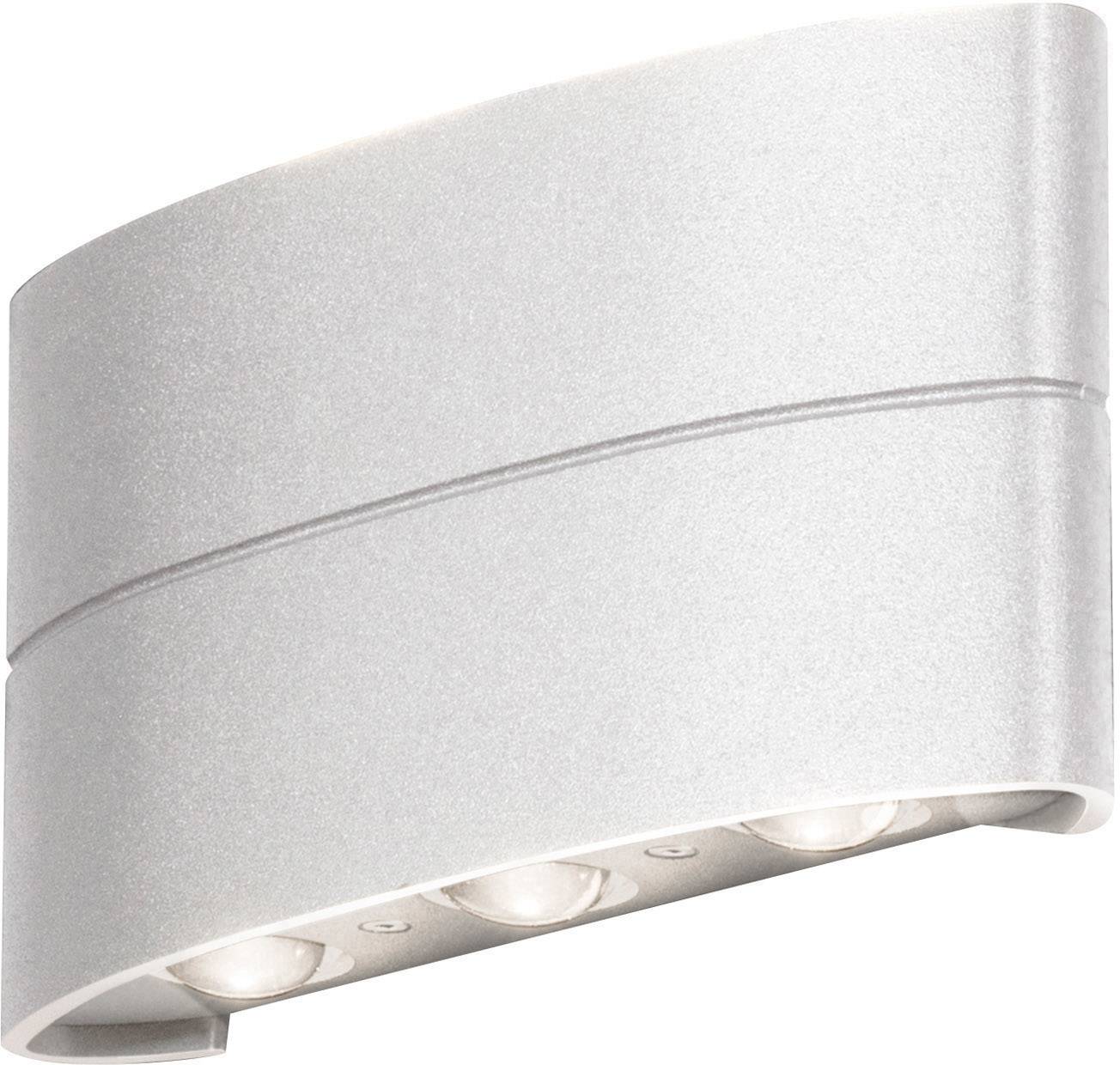 Srebrna, zakrivljena zidna lampa s tri ugrađena izvora svjetlosti na donjoj strani, koji podjednako sjaje prema dolje.