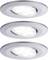 Tri okrugle LED ugradbene svjetiljke sa srebrnim okvirom, ravnomjerno raspoređene. Sjaje jasno i moderno.