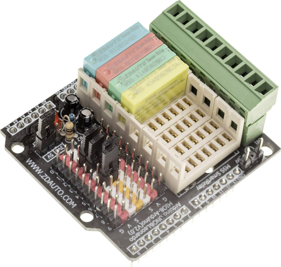 Crna upravljačka jedinica s brojnim šarenim utorima i priključcima za elektroničke spojeve i projekte.