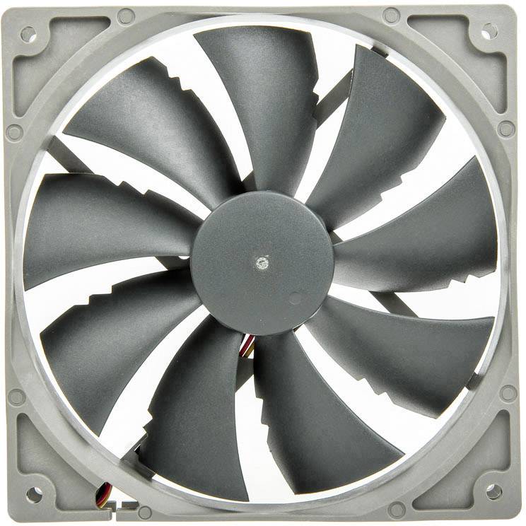 Kvadratni, sivi računalni ventilator sa sedam tamnosivih lopatica, montiran u metalnom okviru za ventilaciju.