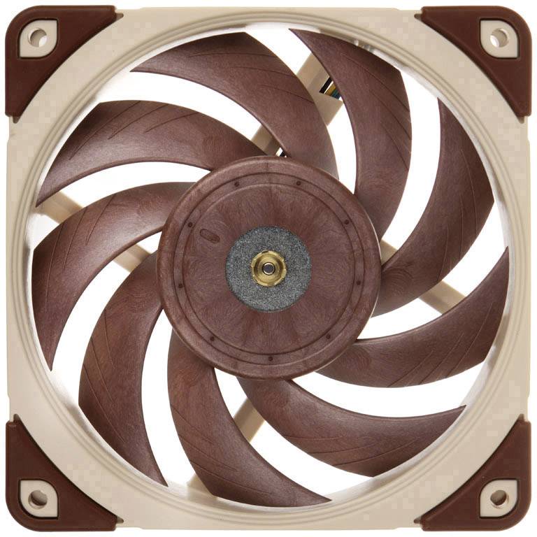 Ventilator sa smeđim krilcima u kvadratičnom kućištu, prikazuje centralnu osovinu i simetrijski dizajn.