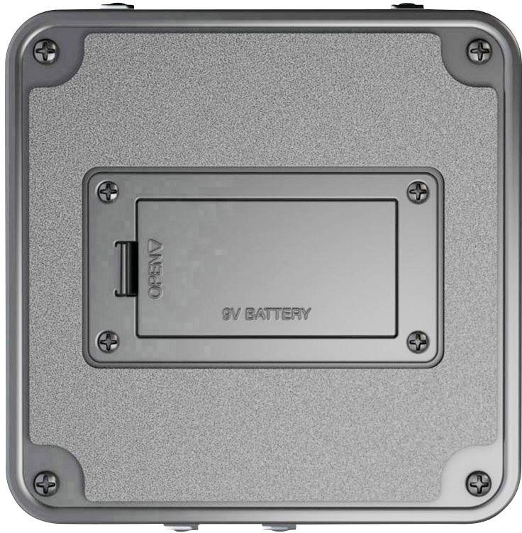 Kvadratna, siva poklopac uređaja sa jednim odsjekom za 9V bateriju, učvršćen vijcima.