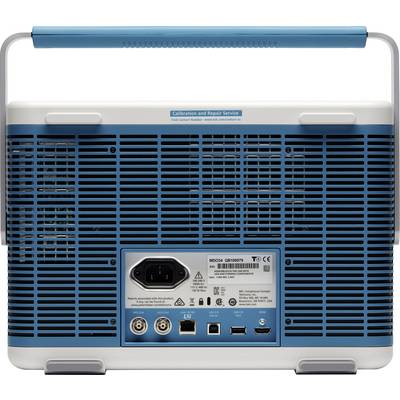 Stražnja strana plavo-bijelog elektroničkog uređaja s ventilacijskim otvorima, priključnim utičnicama i mrežnim priključkom.