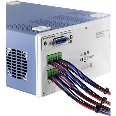 Plavo-bijeli elektronički uređaj s nekoliko kabela koji viri iz stražnje strane. Na vrhu se nalazi ventilator za hlađenje.